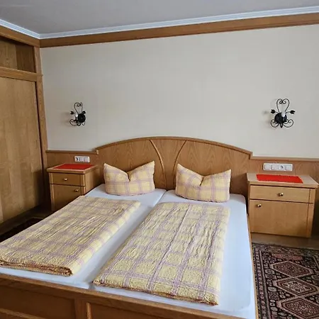 לינה וארוחת בוקר Hotel-garni Pramstraller