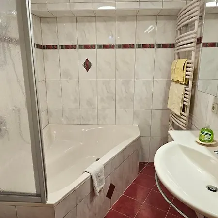 לינה וארוחת בוקר Hotel-garni Pramstraller 3*