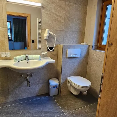 לינה וארוחת בוקר Hotel-garni Pramstraller 3*